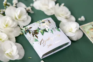 Danke an die Hochzeitsgäste in Form von Milchschokolade, Deckblatt mit vergoldeten Zweigen und einem Strauß weißer Pfingstrosen