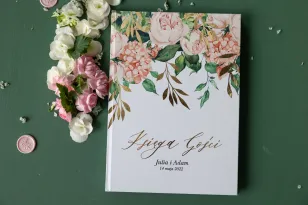 Hochzeitsgästebuch mit vergoldeten Zweigen, mit rosa Pfingstrosen und Hortensie und goldener Schrift