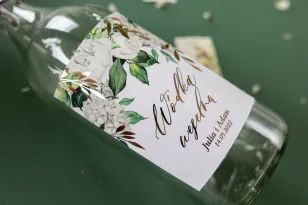 Selbstklebende Etiketten für Hochzeitsflaschen für Alkohol mit vergoldeten Zweigen und einem Strauß weißer Pfingstrosen