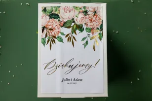 Hochzeitsumschlagbox - Vorderseite der Box mit vergoldeten Zweigen, mit rosa Pfingstrosen und Hortensie und goldener Schrift