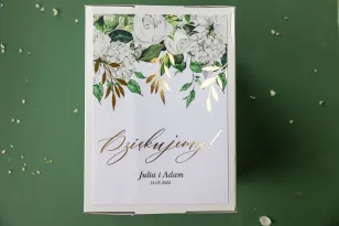 Hochzeitsumschlagbox - Die Vorderseite der Box mit vergoldeten Zweigen und einem Strauß weißer Pfingstrosen und Hortensien