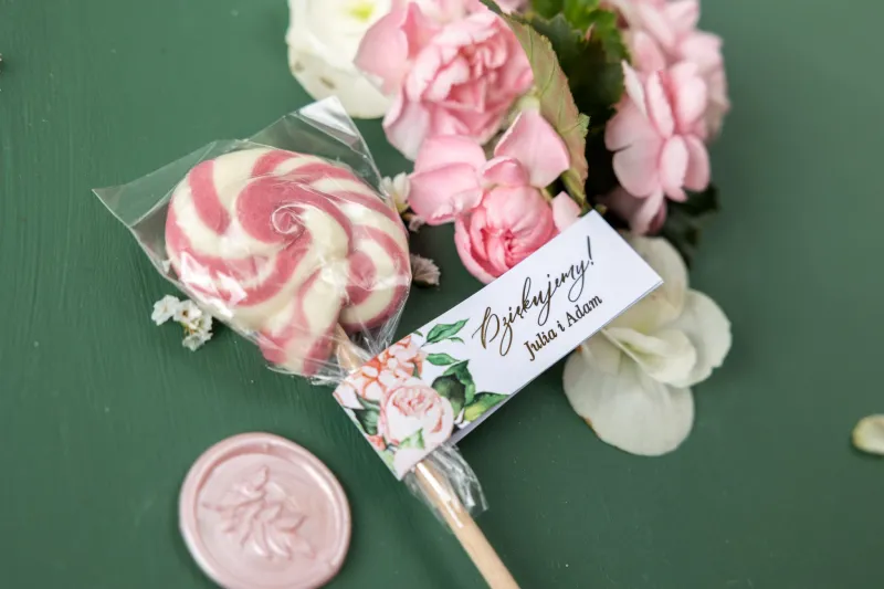 Lutscher - süß danke an die Hochzeitsgäste. Lila Anhänger mit rosa Pfingstrosen Lutscher - süß danke an die Hochzeitsgäste. Lila Anhänger mit rosa Pfingstrosen