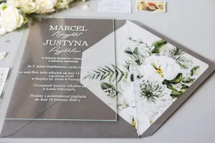 Hochzeitseinladungen aus Glas mit weißer, dekorativer Schrift. Eleganter Umschlag mit grauem Einleger für Einladung