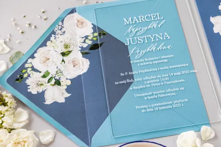 Hochzeitseinladungen aus Glas mit weißen Pfingstrosen und Rosen. Einladungen in staubigem Blau mit weißer Schrift