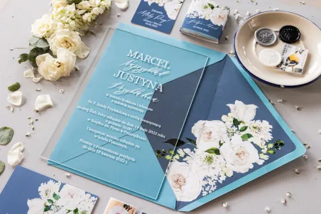 Hochzeitseinladungen aus Glas mit weißen Pfingstrosen und Rosen. Einladungen in staubigem Blau mit weißer Schrift