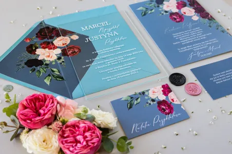 Hochzeitseinladungen aus Glas mit einer Komposition aus burgunderfarbenen und rosa Pfingstrosen und Dahlien mit Zusatz von Waldg