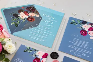 Hochzeitseinladungen aus Glas mit einer Komposition aus burgunderfarbenen und rosa Pfingstrosen und Dahlien mit Zusatz von Waldg