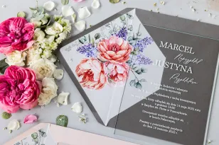 Zarte Hochzeitseinladungen auf Glas mit Pfingstrosen- und Fliedergrafiken