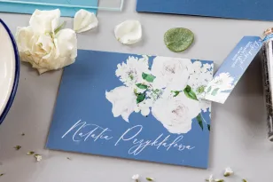 Hochzeitsvignetten auf Glas mit weißen Pfingstrosen und Rosen, staubblau mit weißer Schrift.