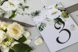 Hochzeitstischnummern mit Astern und weißen Blumen, Blumenstrauß ergänzt durch Eukalyptus und Farn.