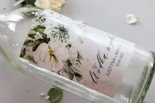 Ślubne Etykiety samoprzylepne na butelki z astrami i białymi kwiatami, bukiet uzupełniony eukaliptusem i paprocią.