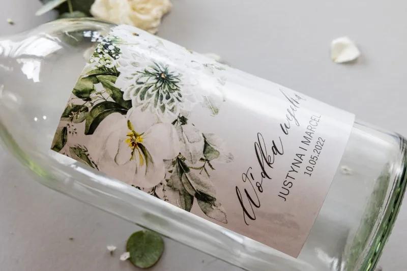 Ślubne Etykiety samoprzylepne na butelki z astrami i białymi kwiatami, bukiet uzupełniony eukaliptusem i paprocią.