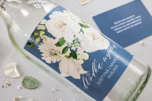 Ślubne Etykiety samoprzylepne na butelki z białymi piwoniami i różami, w kolorze dusty blue z białą czcionką
