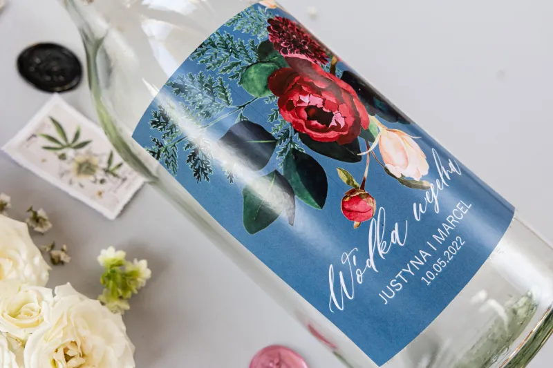 Ślubne Etykiety samoprzylepne na butelki kompozycją burgundowych i różowych piwonii i dalii