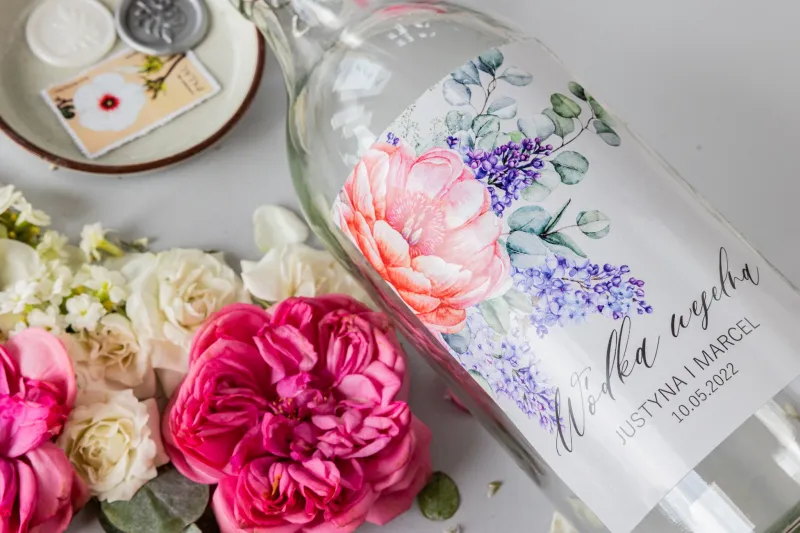 Ślubne Etykiety samoprzylepne na butelki z grafiką piwonii i bzu, w kolorze pudrowego różu i szarości.