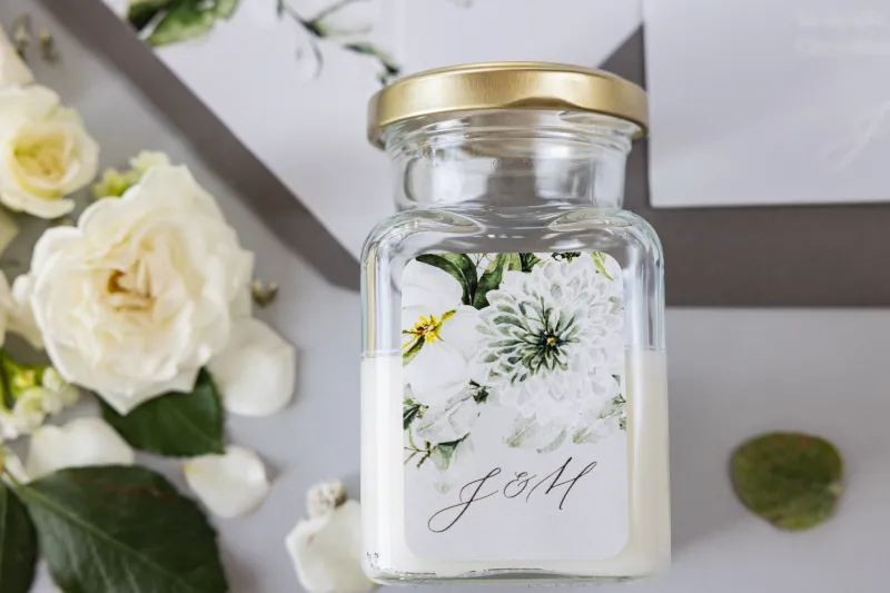 Dank der Hochzeitsgäste, Etikette mit Astern und weißen Blumen, Blumenstrauß ergänzt durch Eukalyptus und Farn