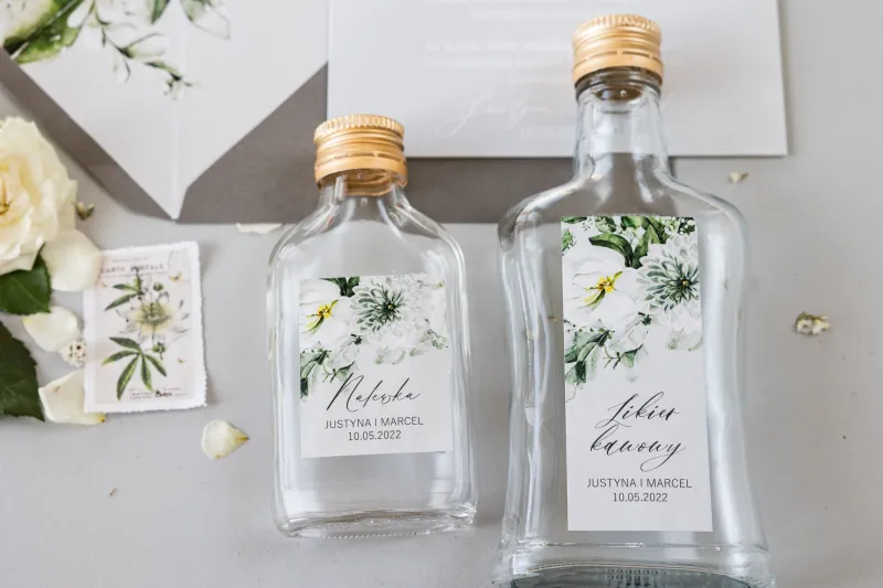 Ślubne Butelki na nalewki, prezenty dla Gości. Etykieta z astrami i białymi kwiatami