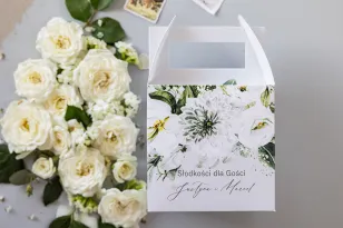 Hochzeitstortenschachtel mit Astern und weißen Blumen