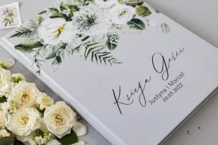 Hochzeitsgästebuch mit Astern und weißen Blumen, Blumenstrauß ergänzt durch Eukalyptus und Farn