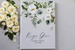 Ślubna Księga Gości z astrami i białymi kwiatami, bukiet uzupełniony eukaliptusem i paprocią