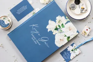 Ślubna Księga Gości z białymi piwoniami i różami, w kolorze dusty blue z białą czcionką