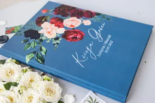 Hochzeitsgästebuch mit einer Komposition aus burgunderroten und rosa Pfingstrosen und Dahlien mit Zusatz von Waldgrün