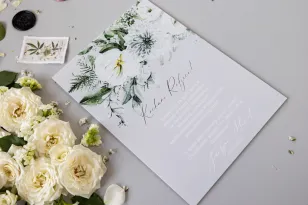 Danksagung der Glaseltern mit weißer Zierschrift, Grafik mit Astern und weißen Blumen