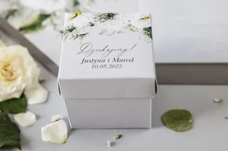 Pudełeczko na słodkości dla gości ślubnych, weselnych w kształcie sześcianu z astrami i białymi kwiatami