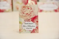 Zawieszki na wódkę weselną z piwoniami | Amelia-Wedding.pl