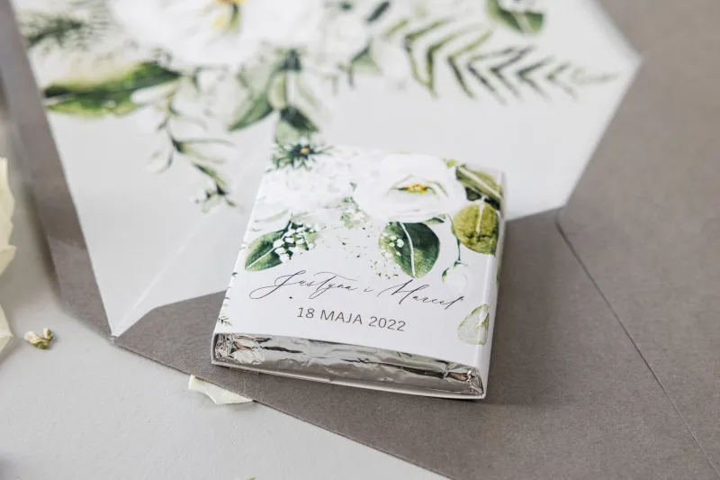 Hochzeitspralinen - Danke an die Gäste. Deckblatt mit Astern und weißen Blüten, Bouquet ergänzt mit Eukalyptus und Farn. Hochzeitspralinen - Danke an die Gäste. Deckblatt mit Astern und weißen Blüten, Bouquet ergänzt mit Eukalyptus und Farn.