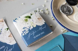 Czekoladki Ślubne - Podziękowania dla gości. Owijka z białymi piwoniami i różami, w kolorze dusty blue