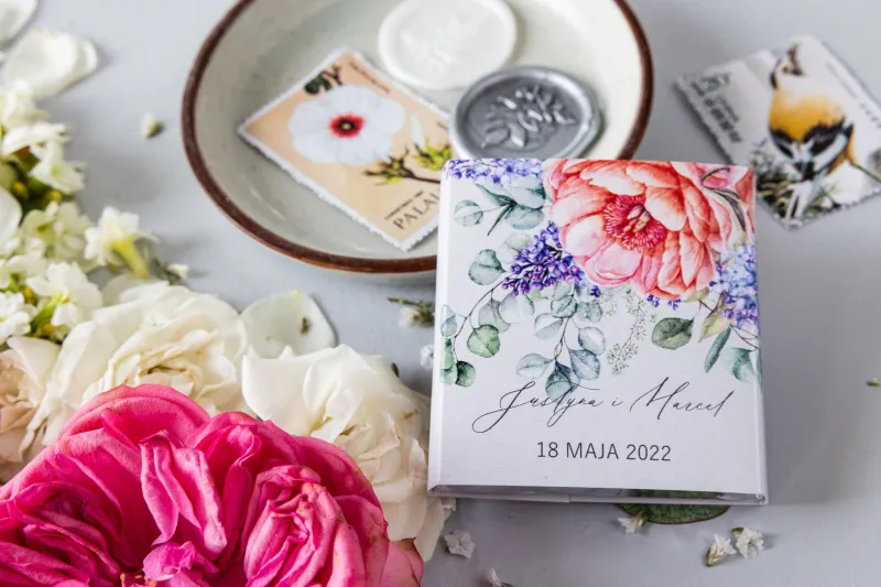 Hochzeitspralinen - Danke an die Gäste. Deckblatt mit Pfingstrosen- und Fliedergrafiken, puderrosa Hochzeitspralinen - Danke an die Gäste. Deckblatt mit Pfingstrosen- und Fliedergrafiken, puderrosa