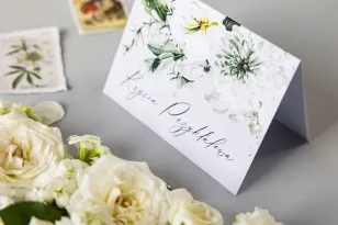 Hochzeitsvignetten mit Astern und weißen Blumen, der Brautstrauß mit Eukalyptus und Farn ergänzt.
