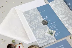 Minimalistische Hochzeitseinladungen in elegantem Ambiente. Auf der Einladungskarte, transparente Hülle mit weißem Aufdruck