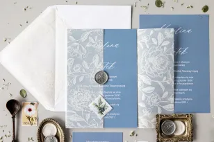 Minimalistische Hochzeitseinladungen in elegantem Ambiente. Auf der Einladungskarte, transparente Hülle mit weißem Aufdruck