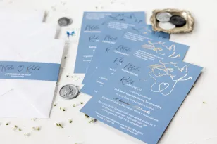Minimalistyczne zaproszenia ślubne w kolorze dusty blue. Złote detale podkreślają unikatowy charakter zaproszenia