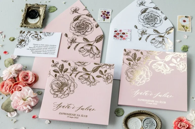 Zaproszenia Weselne w pudrowym różu ze Złotą grafiką piwonii | Nietypowe zaproszenia ślubne