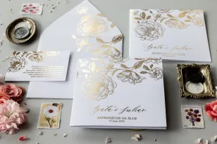 Białe zaproszenia ślubne w minimalistycznym stylu z grafiką złotych piwonii