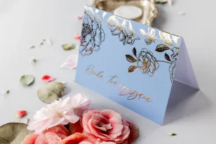 Złocone Winietki Ślubne w delikatnym kolorze dusty blue z elegancką grafiką.
