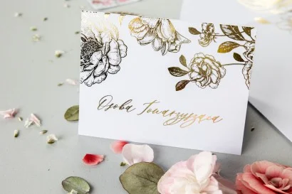 Białe winietki na wesele z grafiką złotych piwonii | Winietki złote dla eleganckiego ślubu