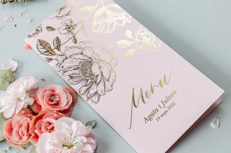 Klasyczne Menu Ślubne ze złotą grafiką piwonii. Menu w kolorze pudrowego różu ze złotymi detalami. Klasyczne Menu Ślubne ze złotą grafiką piwonii. Menu w kolorze pudrowego różu ze złotymi detalami.