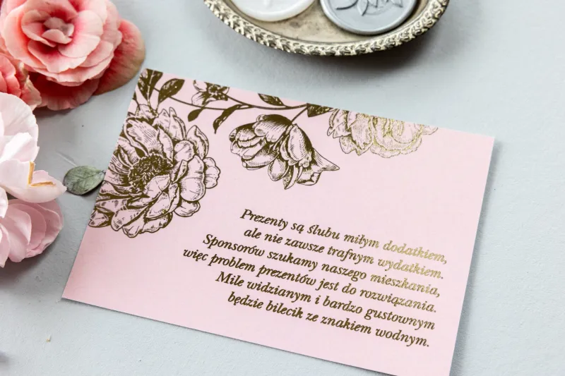 Klasyczny Bilecik ślubny ze złotą grafiką piwonii. Bilecik w kolorze pudrowego różu ze złotymi detalami.