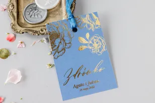 Vergoldete Hochzeitsanhänger in einem zarten staubigen Blau mit eleganten Grafiken.