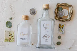 Hochzeitstinkturflaschen mit weißem Etikett mit Vergoldung und zarter Grafik