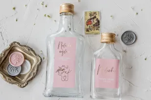 Ślubne Butelki na nalewki wraz etykietą w kolorze pudrowego różu oraz ze złoceniami i delikatną grafiką
