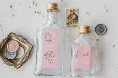 Eleganckie Butelki na Nalewki z Etykietą w Kolorze Pudrowego Różu | Oryginalne Prezenty Weselne | Jaspis nr 3