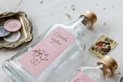 Eleganckie Butelki na Nalewki z Etykietą w Kolorze Pudrowego Różu | Oryginalne Prezenty Weselne | Jaspis nr 3