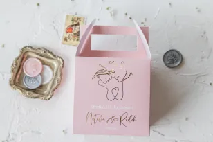 Pudełko na Ciasto weselne (kwadratowe) w kolorze pudrowego różu ze złoconą delikatną grafiką oraz napisami