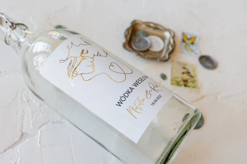 Etykiety samoprzylepne na butelki weselne na alkohol ze złoceniem w białym kolorze