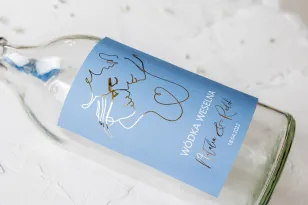 Etykiety samoprzylepne na butelki weselne na alkohol ze złoceniem w kolorze dusty blue